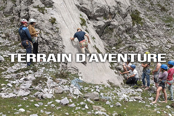 Terrain d'aventure + Titre